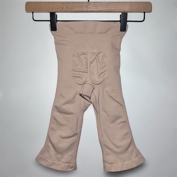 SKIMS Sculpting Short Above The Knee With Open Gusset in Clay - Picture 2 of 5